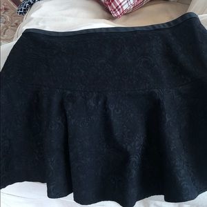 Black skirt w/tapestry design leather waist s/zip